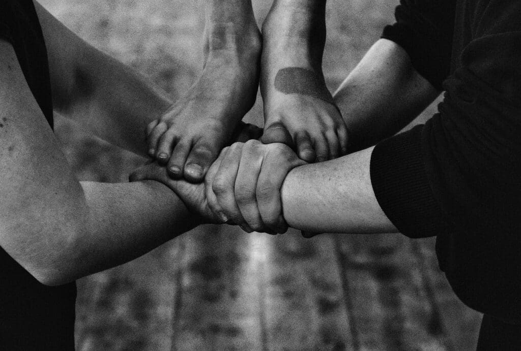 Η στάση του σώματος κρύβει το διαγενεακό τραύμα — και ναι, μπορεί να Αλλάξει